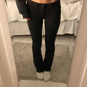 Levis jeans - lågmidjade levis jeans modell 715 bootcut. bra skick