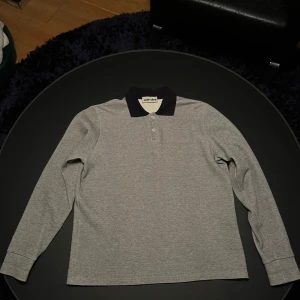 Sefr sefr piké  - Tjock och mysig piké från sefr sefr, hög kvalite  Köpt på aplace, inte använd speciellt mycket  Modell: Paul  Rkt nice nu till vinterns och hösten, perfekt med en vit t shirt under och knapparna öppna  Nice loungewear till middagsbjudningen 