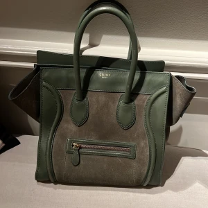 Grön/oliv färgad skinn/mocka väska från Céline - Säljer en snygg och stilren väska från Céline, modell Luggage Tote i grönt och oliv. Väskan är i kombination skinn och mocka