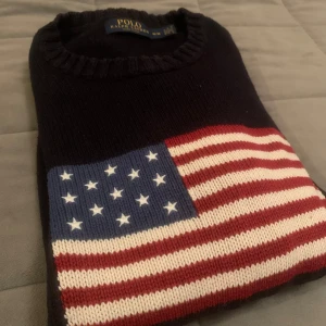 Ralph Lauren tröja - Säljer en jättefin och eftertraktad Ralph Lauren USA tröja i fint skick! Storleken är M men skulle kunna passa S.  Hör av er vid funderingar 😊 Skick 8/10  Storlek M (fits S)