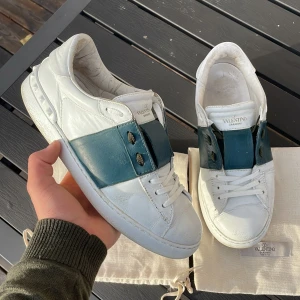 Valentino open  - Säljer dessa sjukt feta valentino open i size 42  men passar upp till 43! Skick 7,5/10. Färg :navy. Kan gå ner i pris vid snabb affär. Hör av dig vid minsta fundering!🤩