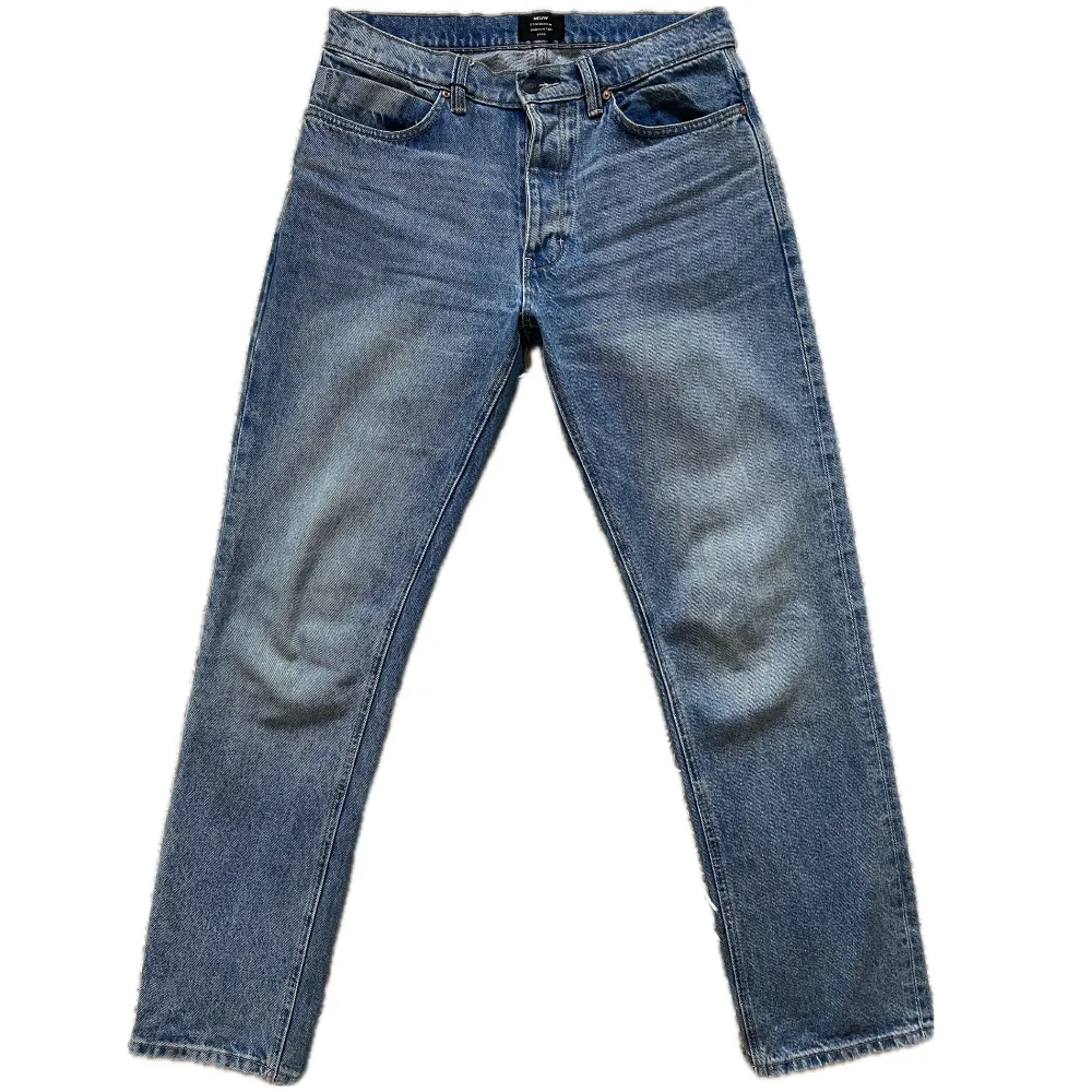 Ett par fina jeans från Neuw i washed indigo. Modellen heter Studio relaxed och kommer i en lös passform. Bekväm med bredare höfter och lår och ganska straight nertill. Inga slitage eller övrigt fel på jeansen.  Storlek: W32L32. 100% bomull. Jeans & Byxor.