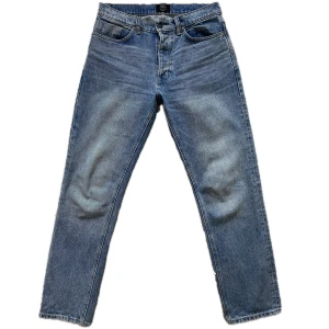 Neuw jeans Studio Relaxed - Ett par fina jeans från Neuw i washed indigo. Modellen heter Studio relaxed och kommer i en lös passform. Bekväm med bredare höfter och lår och ganska straight nertill. Inga slitage eller övrigt fel på jeansen.  Storlek: W32L32. 100% bomull