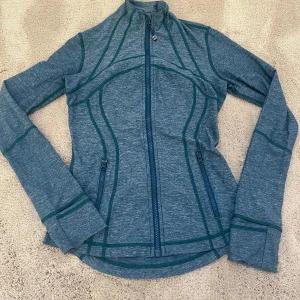 Define jacket - Define jacket från lululemon, köpt för några år sedan så färgen finns inte att köpa. Knappt andvänd så jätte fint skick utan defekter. Storlek: 4