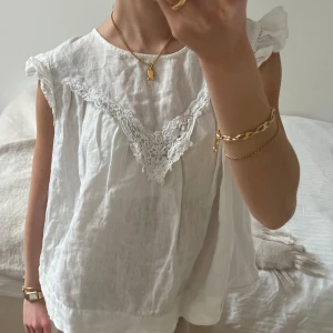 Zara blus  - Blus med spets detaljer från zara i bra skick