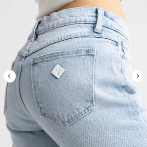 Low straight jeans  - Snuper snygga lågmidjade jeans ftån abrand har inga bilder på eftersom dem tyvärr har blivit försmå för mig 