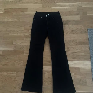 Svarta jeans  - Jätte fina svarta jeans från hm i storlek 32. Som tyvärr blivit för små på mig. Inga defekter alls. Nypris 499kr