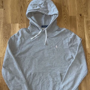 Ralphlauren hoodie - säljer denna otroligt feta ralphlauren hoodien i storlek L. använd väldigt få gånger och köpt för 2199 i affär säljs för 749)har några små lagningar men inget som syns så mycket.