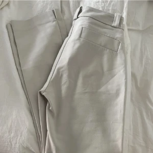 Mango Beige kostymbyxor - Kostymbyxor från Mango, använda men i bra skick, stl 34.