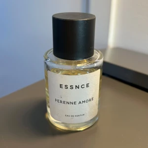 Perenne Amore Essnce - 50ml parfym. Förvarad svalt och mörkt. Cirka 70% kvar. Doftar likt Valentino Donna Born in Roma.