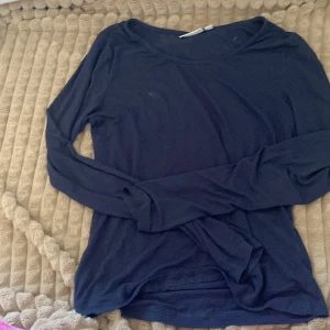 Mörkblå långärmad tröja från Kappahl - Säljer en mörkblå långärmad tröja från Kappahl i bra skick. Perfekt för höst och vår, den är både stilren och bekväm. Passar till både vardag och lite mer uppklädda tillfällen. Skön och enkel att matcha med andra plagg. 🌀