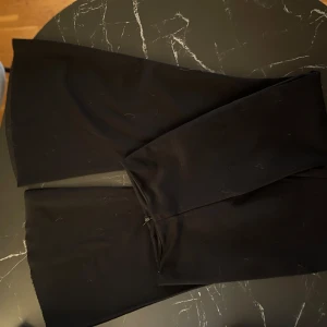 Svarta byxor - Säljer ett par svarta byxor i bra skick. De har en loose passform och är perfekta för både vardag och fest. Materialet känns mjukt och bekvämt, vilket gör dem sköna att bära hela dagen.