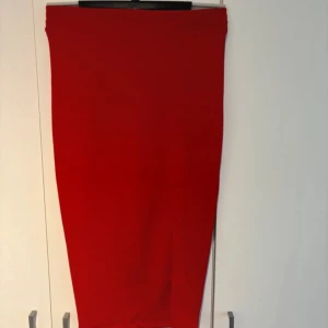 Tajt klänning med slits - Storlek S, röd tajt klänning med slits, tajt. Super fin! 