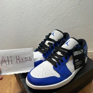 Jordan 1 low ”Game Royal” - Säljer nu mina Jordans som inte kommit till användning, kvitto medföljer vid köp. 