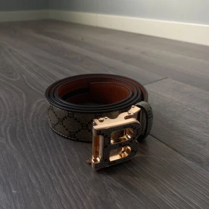 Burberry bälte  - Säljer denna helt nya Burberry bälte för men. Jätte fin färg och kvalité😍 har ni några frågor då kom och ställ.