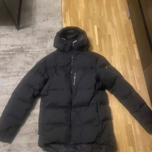 Sailracing Jacka - Säljer nu denna fina jackan då den inte passar längre. | Skick 9/10 (små slitningar på armen, se sista bilden) syns ej från långt avstånd. | Nypris runt 4499kr | Kontakta gärna vid fler frågor! 💯