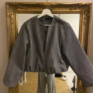 Kappa zara - Jätte snygg kappa från zara. Modellen är kort då den får strax ovanför midjan. Aldrig använd🩷