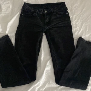 Jeans - Svarta lågmidjade jeans, om sydda till lågmidjat. Det är lite upp rivet längst ned 