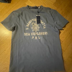 Ralph lauren t shirt(helt ny) - Tja, ja säljer nu denna helt nya Ralph lauren tishan. Såklart äkta. Priset är inte fast och kan gå ner. Snabb affär uppskattas. Har ni frågor så är det bara att fundera. MVH💭