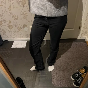 Svarta jeans - Säljer ett par svarta jeans i mycket bra skick. Säljer då de är lite små, köparen står för frakten