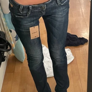 Snygga lågmidjade jeans - Säljer mina sjukt snygga jätte låg midjade jeans  skulle nog säga g-rise låga. Säker för dem är lite för stora i midjan (40cm tvärsöver)                                       pris kan diskuteras ❣️ ( lånade bilder ) klicka gärna köp nu❣️❣️❣️❣️