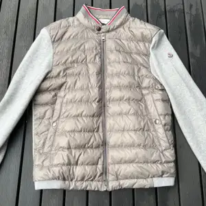 Grå moncler Maglia cardigan från Moncler | Storlek S, modellen är 175cm lång och väger 62 kg | Inga defekter, använd väldigt sparsamt ✅ | Skriv vid ytterliga funderingar! 🙌🏼