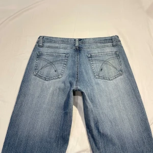 Midwaist bootcut jeans - Midja 42 cm rakt över, innerben 74 cm och gren 23 cm ja e 169 o xs-s o de e för korta och för stora i midjan💕