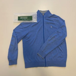 Ralph lauren zip - Rikgit fet stickad Ralph lauren zip i väldigt bra skick utan hål, fläckar eller liknade, Skriv vid minsta fråga eller fundering🔥👍