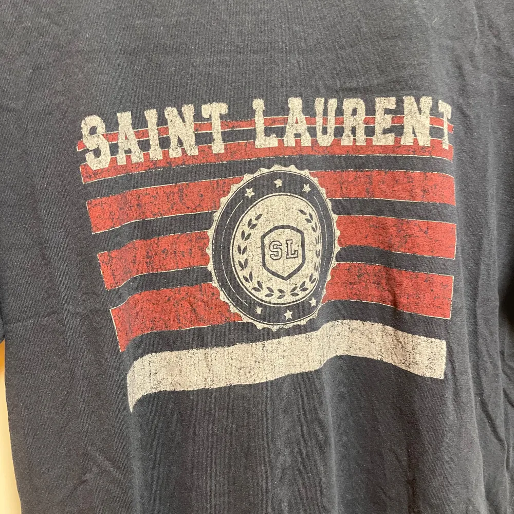 Unik saint Laurent t shirt, nypris runt 5–6 tusen, fint skick säljer för 1,8.. T-shirts.