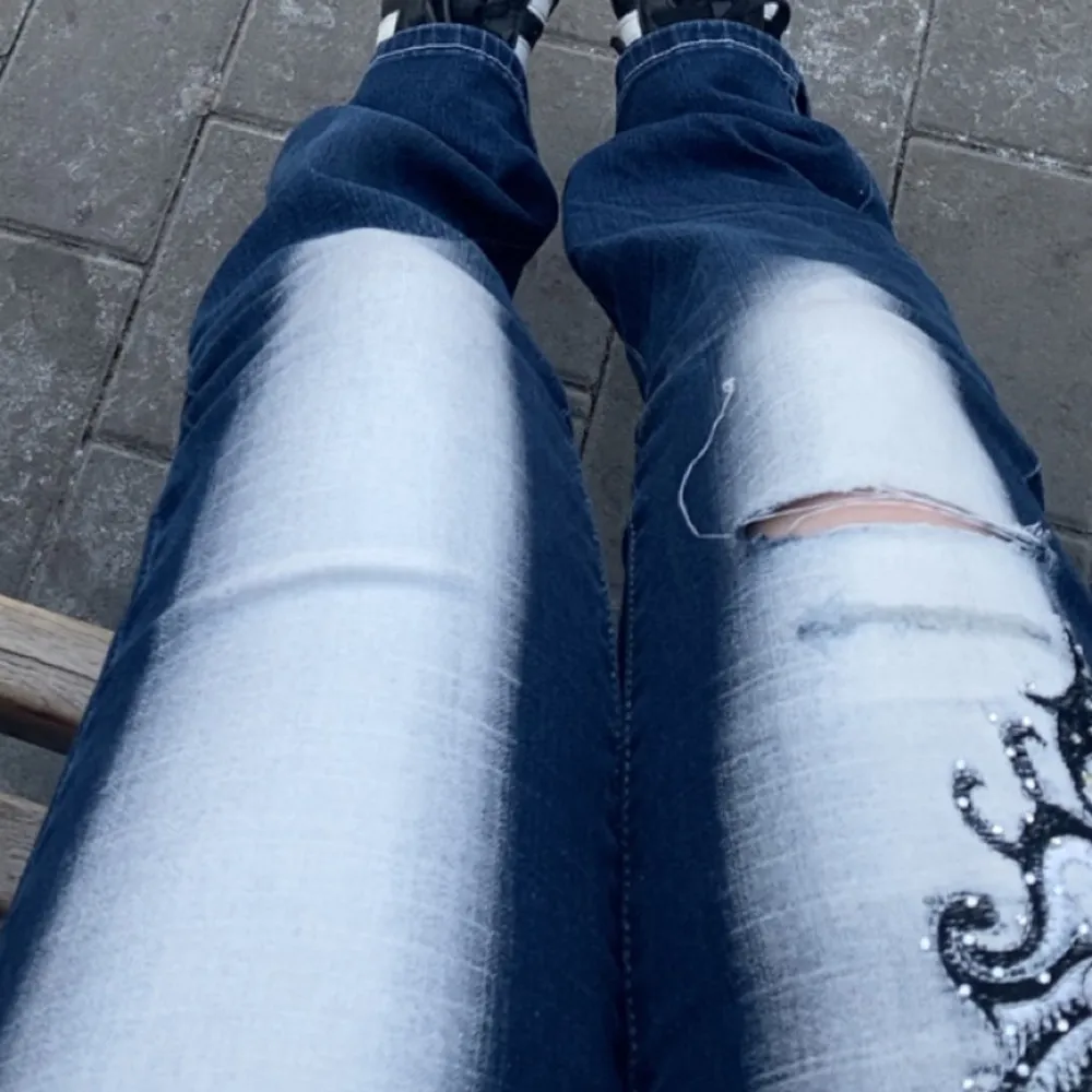 Midjemåttet på byxorna är 77cm och beninnerlängden är 83cm. Jeansen har använts några gången men är fortfarande i bra skick. Jeansen har två ish hål på benen.. Jeans & Byxor.