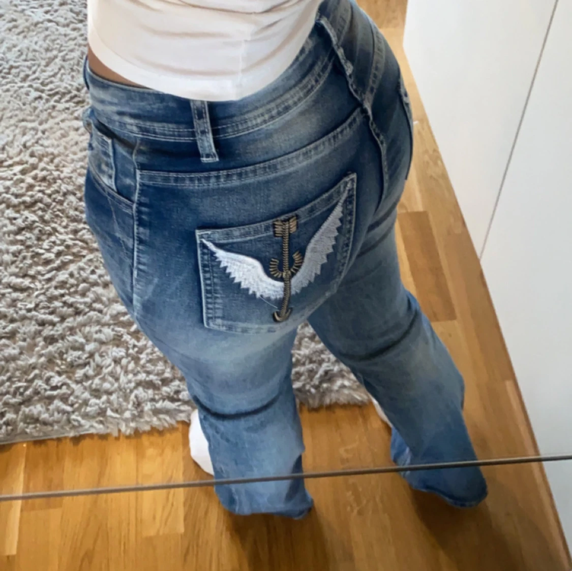 Blå jeans med broderade fickor - 91