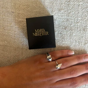 Maria Nilsdotter ring - Säljer min såååå fina ring från Maria Nilsdotter! Den är i jättebra skick och har inga tecken på användning. Funkar perfekt både till vardags och andra tillfällen 😍