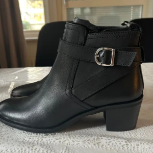 Stövlar/klackskor  - Ny skick men används ej,jättefina💕