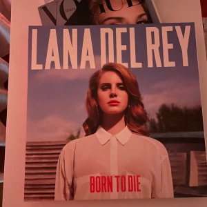 Born to Die vinyl av Lana Del Rey - Vinylalbumet 'Born to Die' av Lana Del Rey. Innehåller två vinylskivor! Endast spelade en gång och används ej då min spelare än sönder. Har inte testat skivorna på länge men dom borde vara i nyskick eftersom dom bara legat på en hylla! 💕💕💕