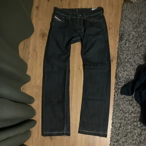  Diesel jeans - Säljer ett par svarta jeans från Diesel, modell Larkee. De har en straight passform och är typ helt nya