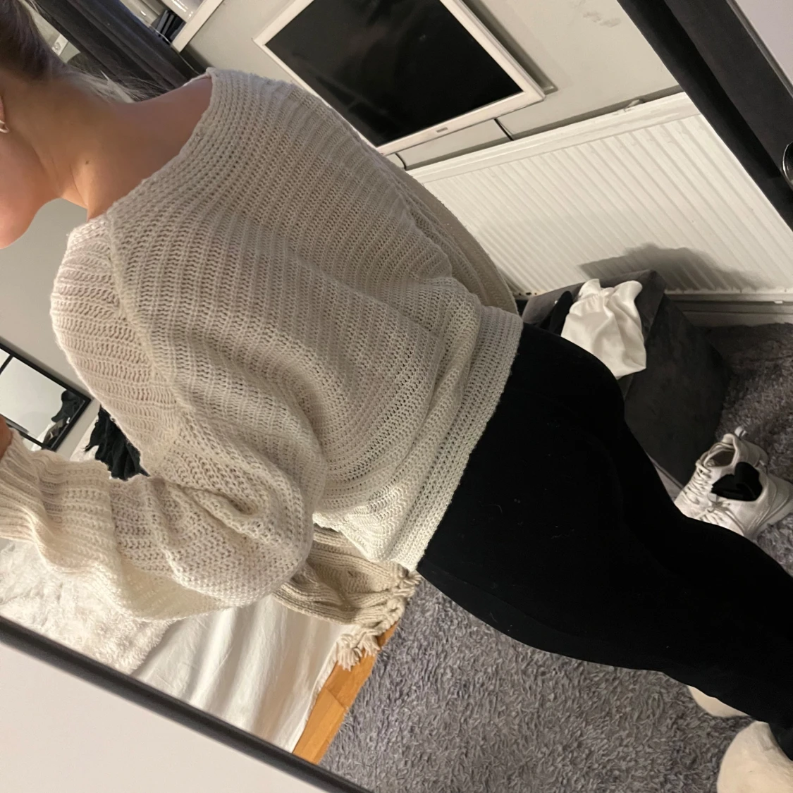 Vit stickad tröja med knutdetalj - 90