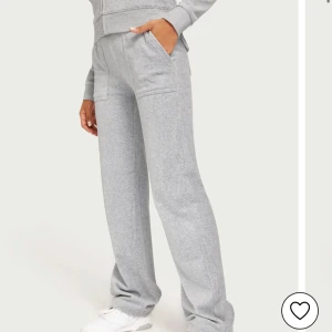 Grå mjukisbyxor från Juicy Couture - Säljer ett par grå mjukisbyxor från Juicy Couture i storlek XS ( men passar mig som e s). Fint skick och inga defekter! 💖