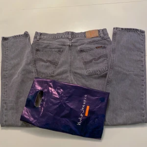 Steady Eddie Nudie Jeans - Säljer snygga grå jeans från Nudie. Modellen heter Steady Eddie och storleken är W32 L32. Orginal påse medföljer. Väldigt fint skick på byxorna. Skriv vid minsta fundering👍