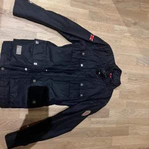 Morris Cardigan/Field jacket - Tja! Säljer denna feta Morris jacka/cardigan. 9,5/10 i skick, I storlek S kan även passa XS! Riktigt nice till old money still,  skriv vid minsta lilla fråga!👍🏼