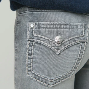 Grå jeans med dekorativa sömmar - Fina jeans som påminner lite om True Religion. 170 o motsvarar S, lite slitna längst ner men knappast nånting man märker