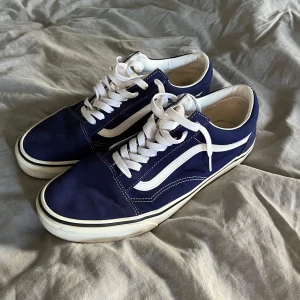 Blå sneakers från Vans - Snygga blå sneakers från Vans med vit sula och klassisk vit sidostrimma. Skorna har snörning och är perfekta för en avslappnad stil. Knappast använda, lite smutsiga på den vita sulan men går 100% bort med lite vatten och borste.