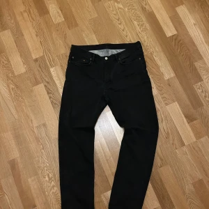 Svarta jeans från Acne Studios - Snygga svarta jeans från Acne Studios i klassisk design. Passformen är något mittemellan mot slim och relaxed. Storleken på jeansen är 33/34 nypris är runt (3500)