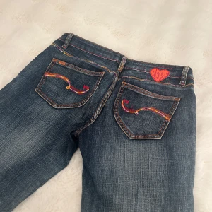 Lågmidjade Pepe Jeans - Lågmidjade vintage Pepe Jeans med unika detaljer och ass snygga bakfickor. Jätte bra skick, storlek 28😍