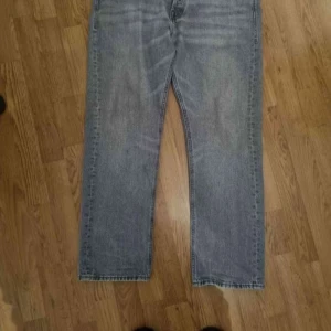 Grå jeansbyxor - Säljer ett par jeans Relaxed/Chris 32/30 Ljusgrå Nypris 679kr Mitt pris 60kr