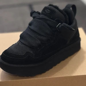  UGG LOWMEL - Ugg lowmel jag råkat köpa fel storlek i. Använd ett fåtal gånger så skulle säga att det definitivt är i gott skick om inte nästan nytt skick. Kartong, extra snöre och följesedel följs givetvis med. Pris kan diskuteras vid snabb affär. 