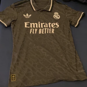 Real Madrid tröja med Bellingham på ryggen - Nya säsongens real Madrid tröja med Bellingham på som namn på ryggen. Qr koden skannas till adidas hemsidan