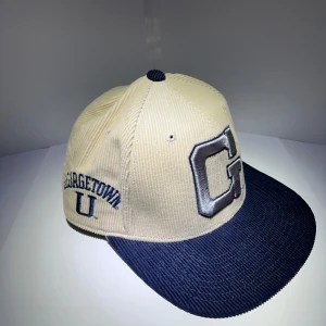 Mitchell & Ness keps - Hej!  säljer en helt oanvänd Mitchell & Ness keps i parfekt passform och gjord i manchester tyg.