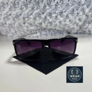 Svarta solglasögon från Wear Edge - Snygga svarta solglasögon från Wear Edge med en klassisk design. De har mörka linser som ger ett coolt och stilrent intryck. Perfekta för soliga dagar. Sänkt pris just nu!!!