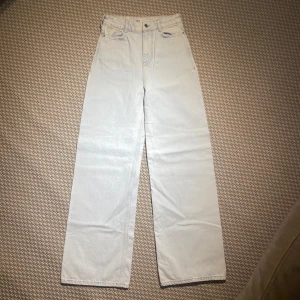 Ljusblå jeans från Zara - Ljusblå jeans från Zara i storlek EUR 34. Använda ett fåtal gånger så mycket bra skick! Raka i benen och hög midja 