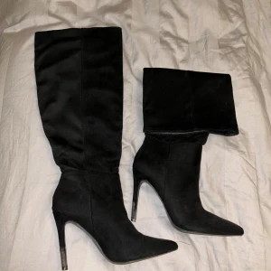 Svarta stövlar med klack - Snygga svarta stövlar med hög klack och spetsig tå. Perfekta för en elegant look. (Använda 1 gång)